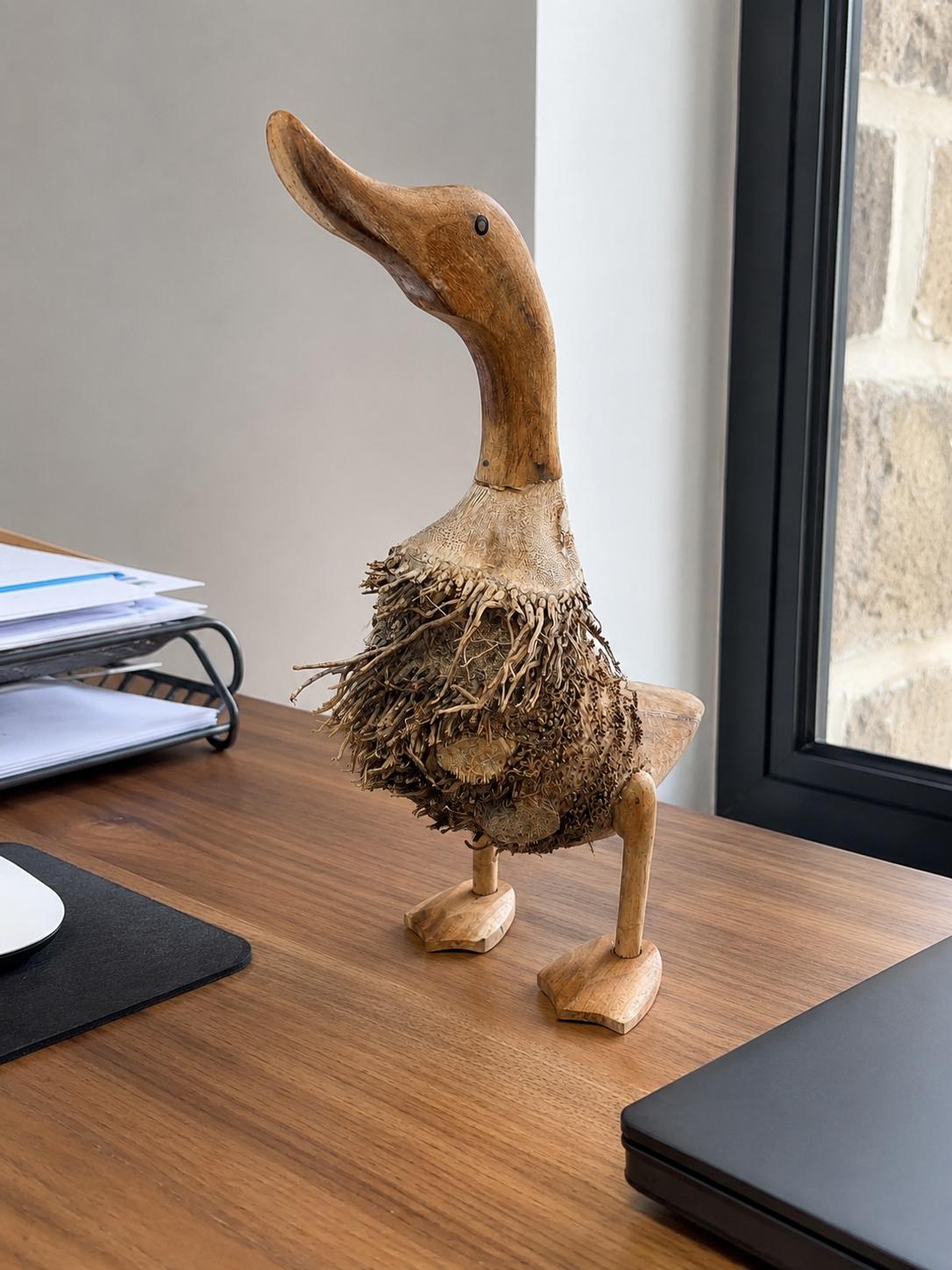 Canard en bois dans un bureau ou une bibliothèque