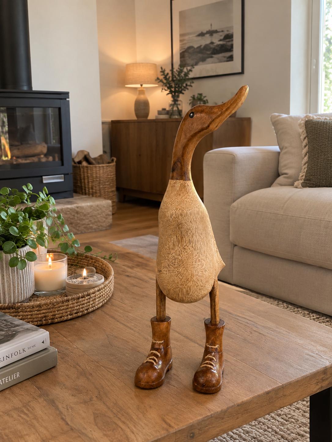 Canard en bois posé dans un salon, comme une décoration unique